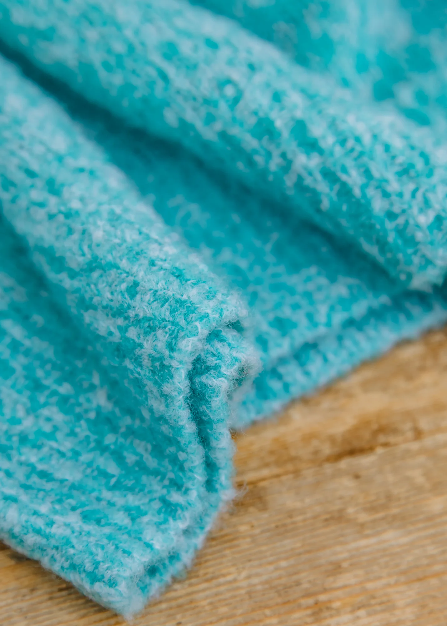 Nuggy Pullover in Turquoise Fluo Chine - Image 4