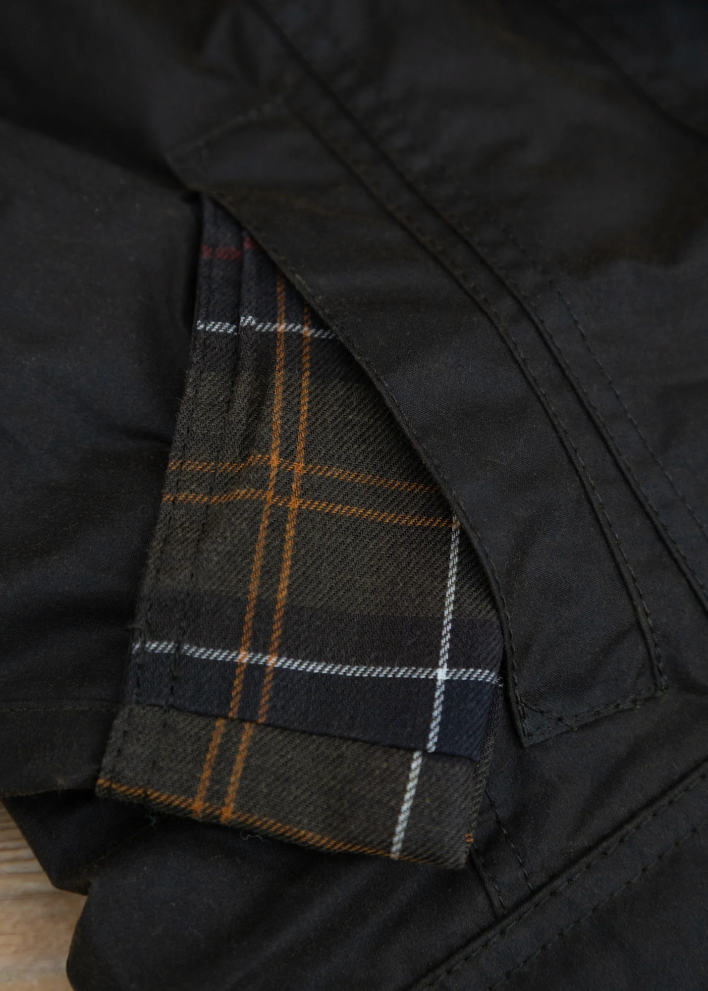 Classic Beadnell Wax Jacket in Olive - Image 5