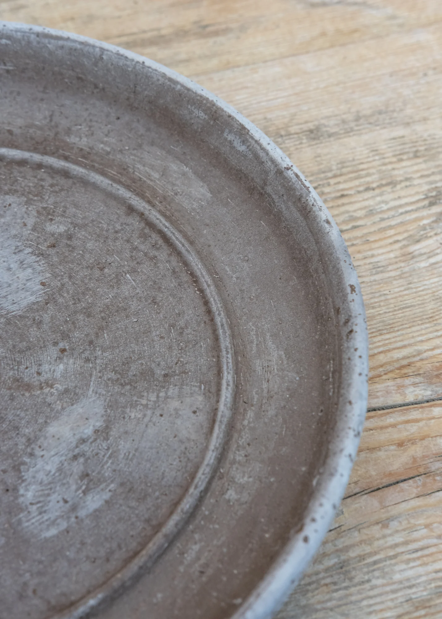 Delphi Low Grey Pot and Saucer Set, 24cm - Image 3
