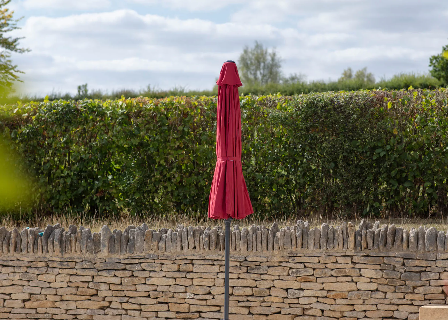 Shanghai Aluminium Tilt Parasol in Red, 2.7m - Image 3