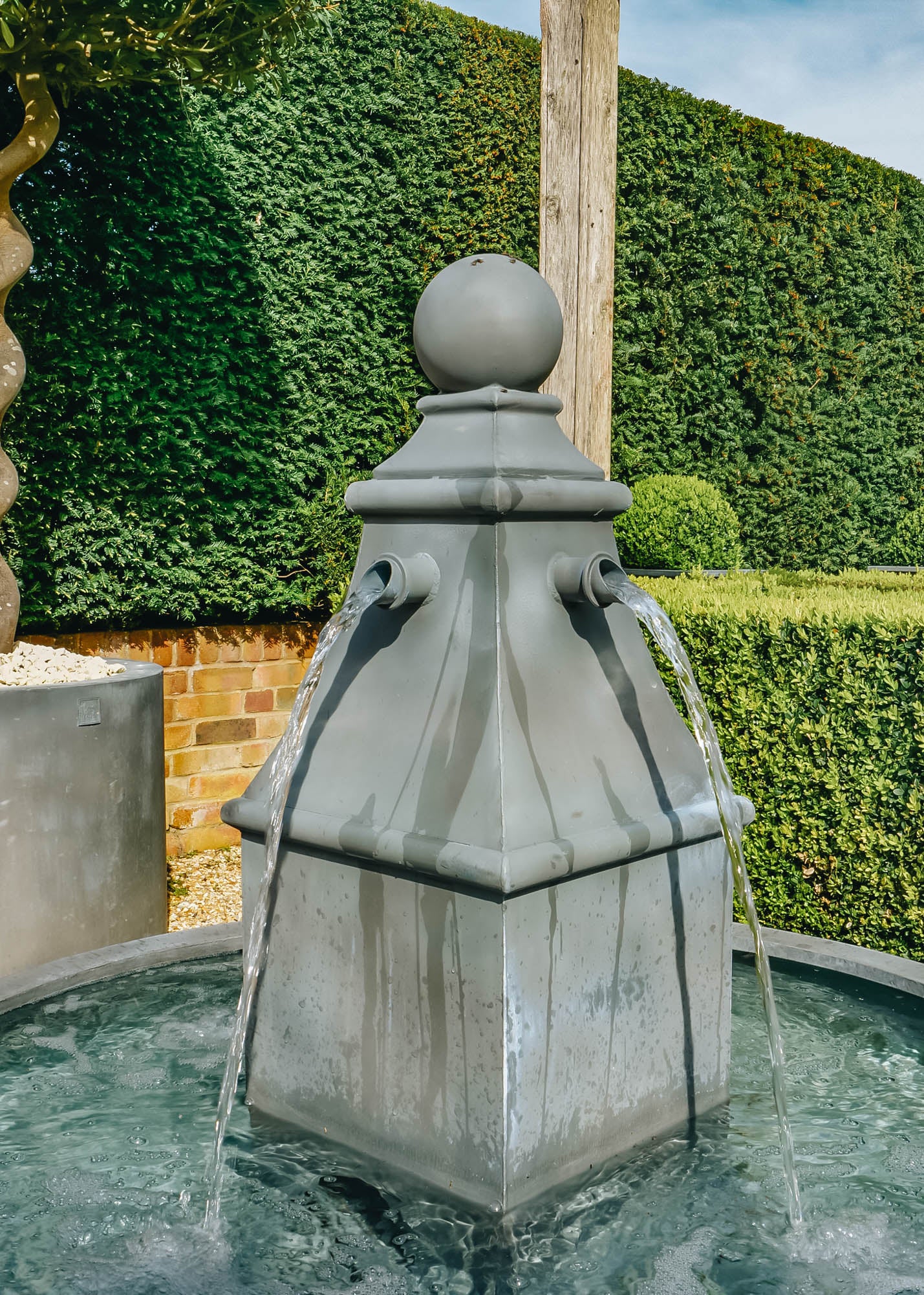 Bruges Round Zinc Water Feature - Image 2