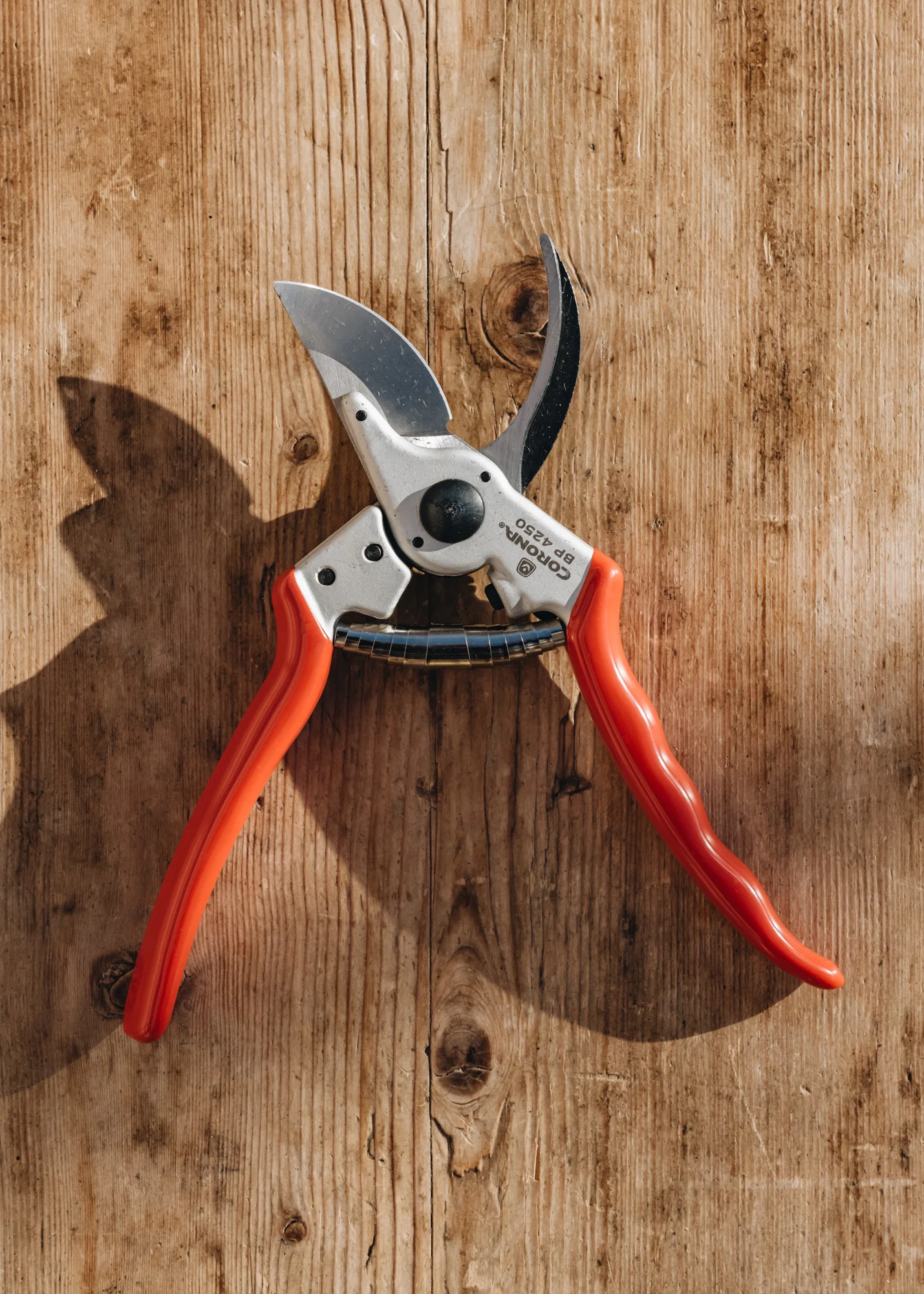 Bypass Action Secateurs with Aluminium Handle - Image 2