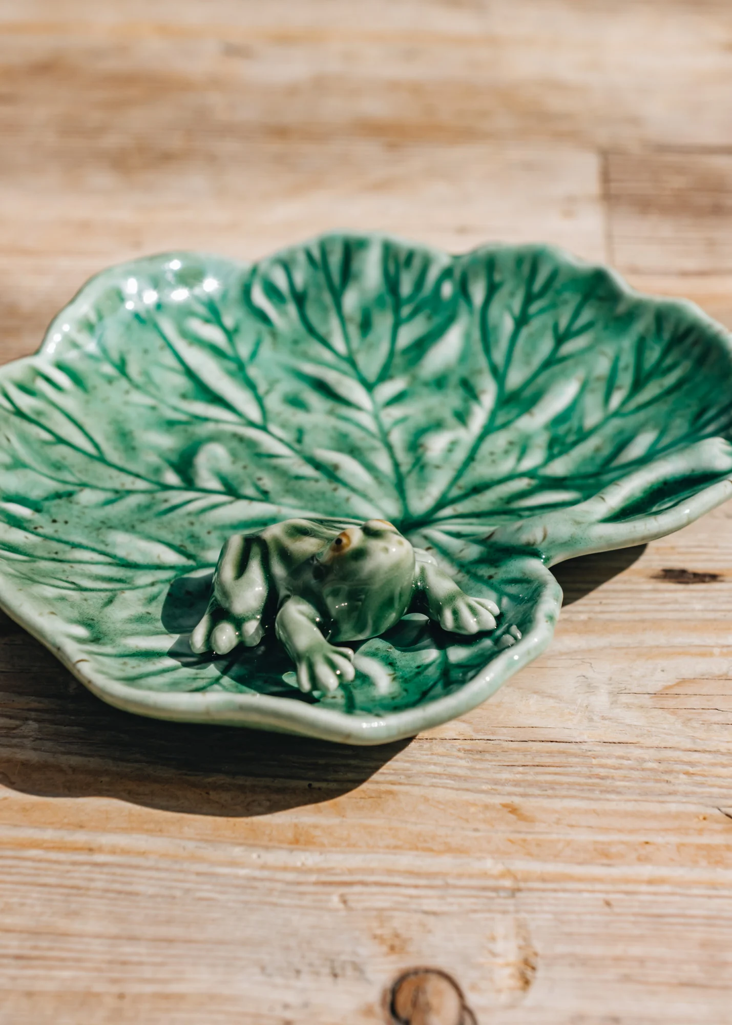 Geranium Leaf with Frog Bowl - Image 2
