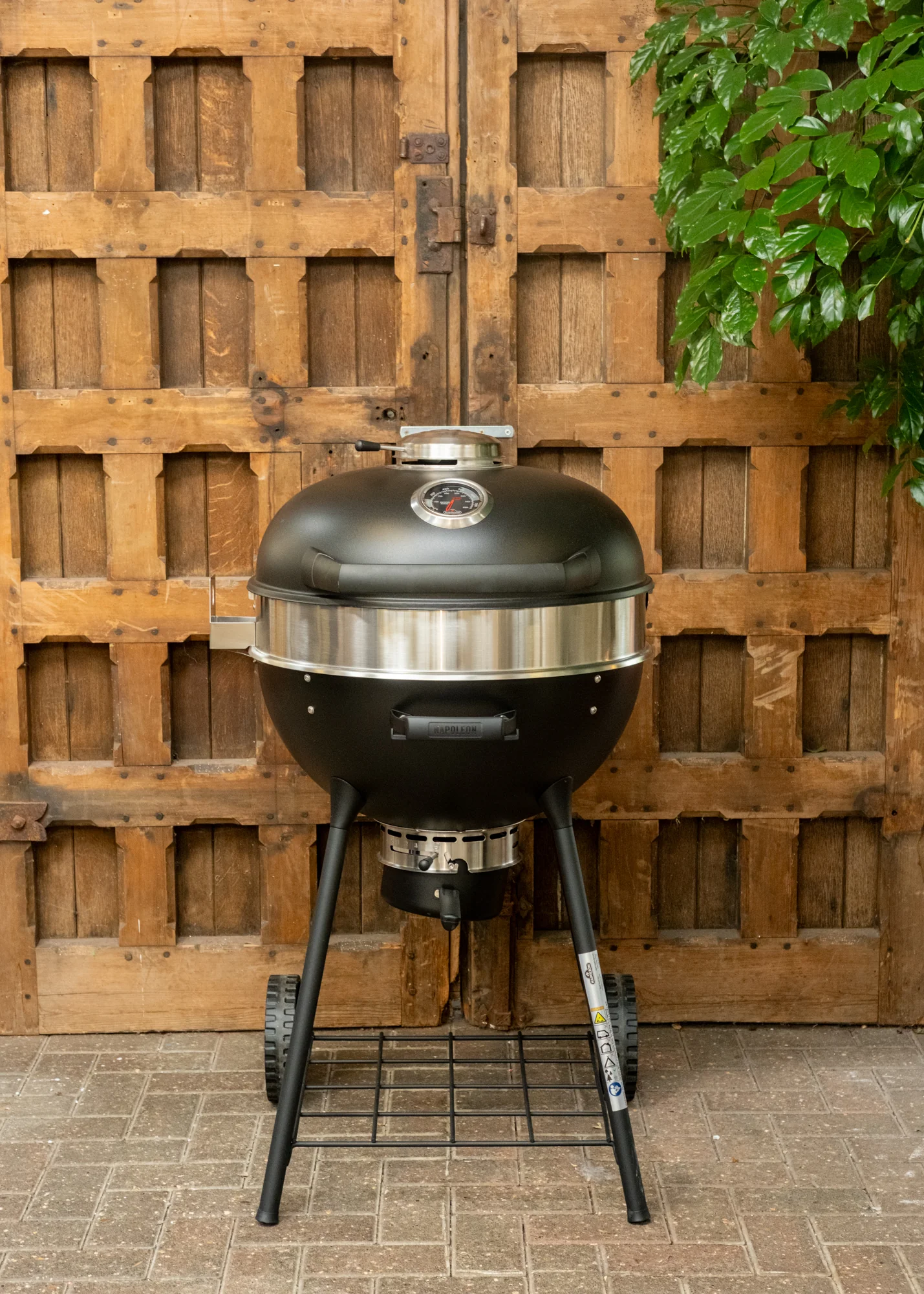 Professional 22 Charcoal Kettle Barbecue, 57cm - Image 2