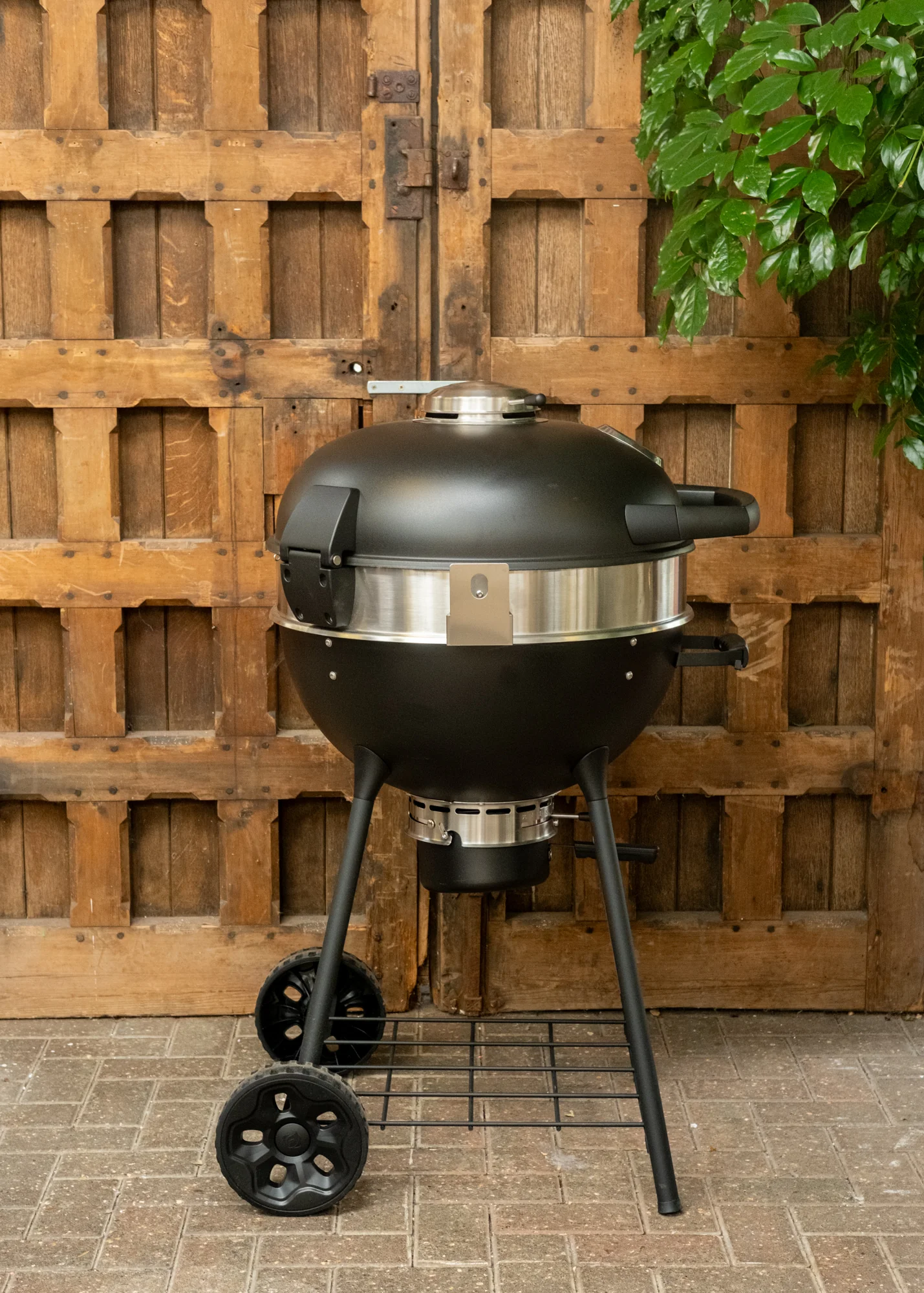 Professional 22 Charcoal Kettle Barbecue, 57cm - Image 3