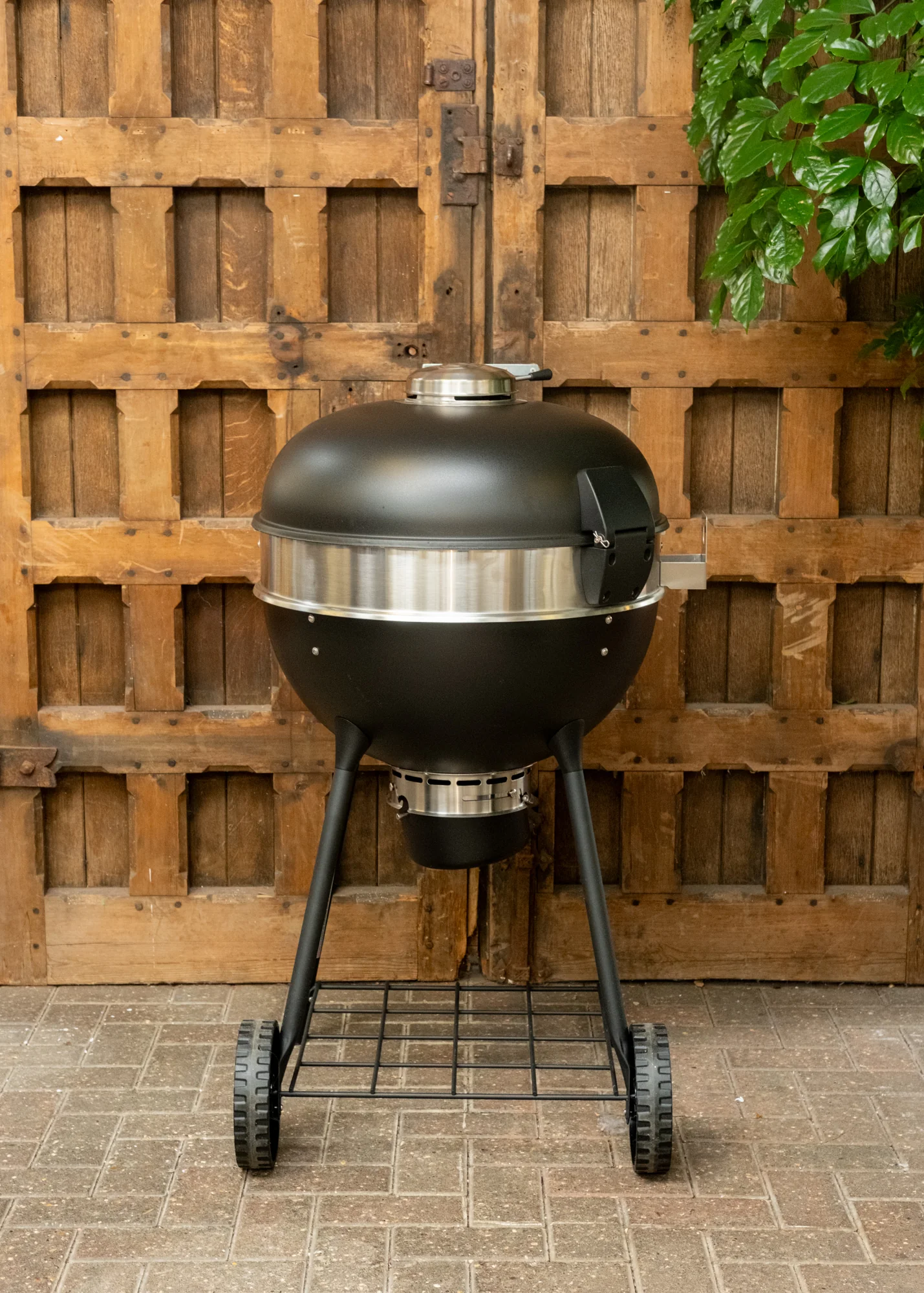 Professional 22 Charcoal Kettle Barbecue, 57cm - Image 4