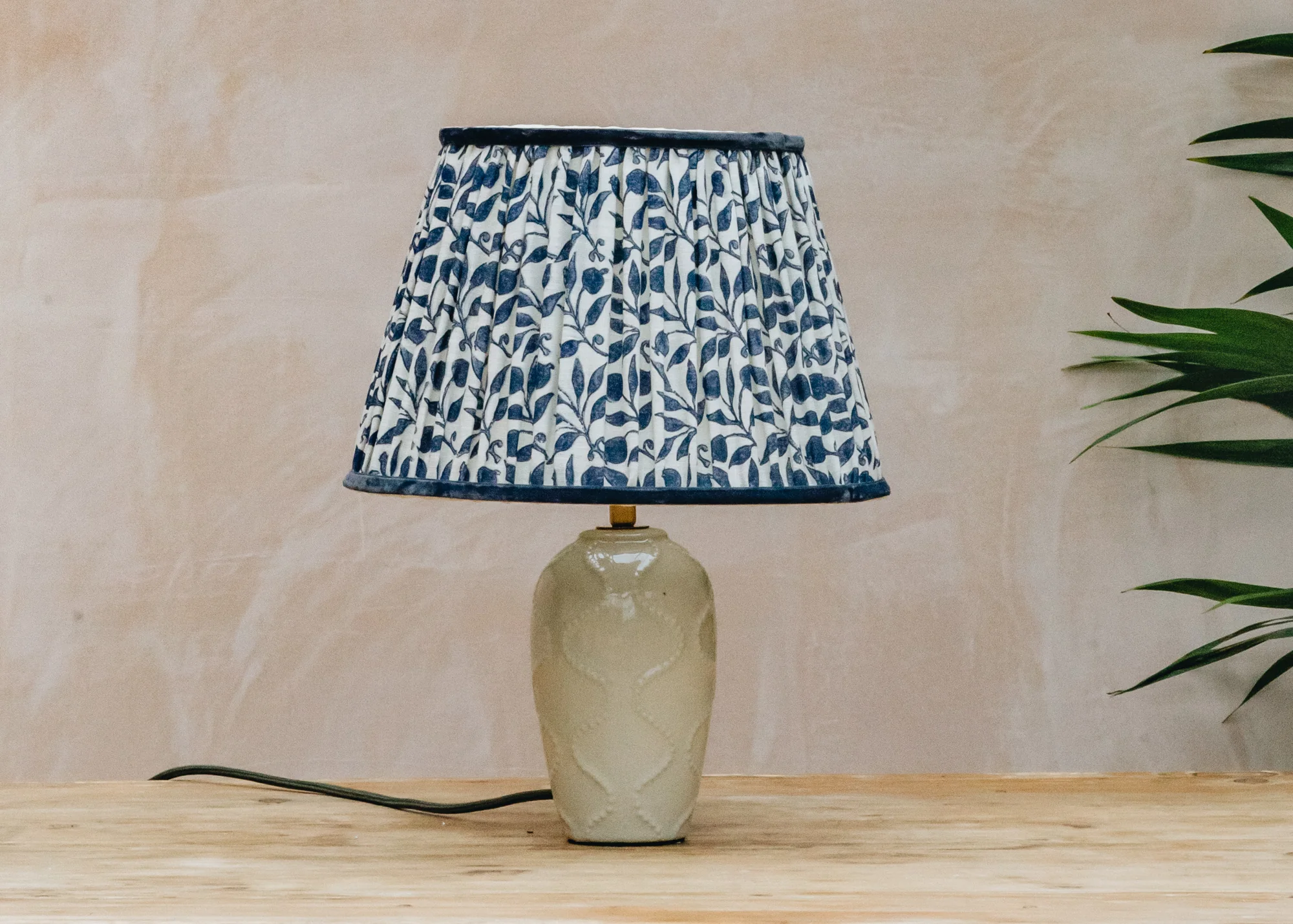 Small Stone Bobcheck Lamp - Image 2