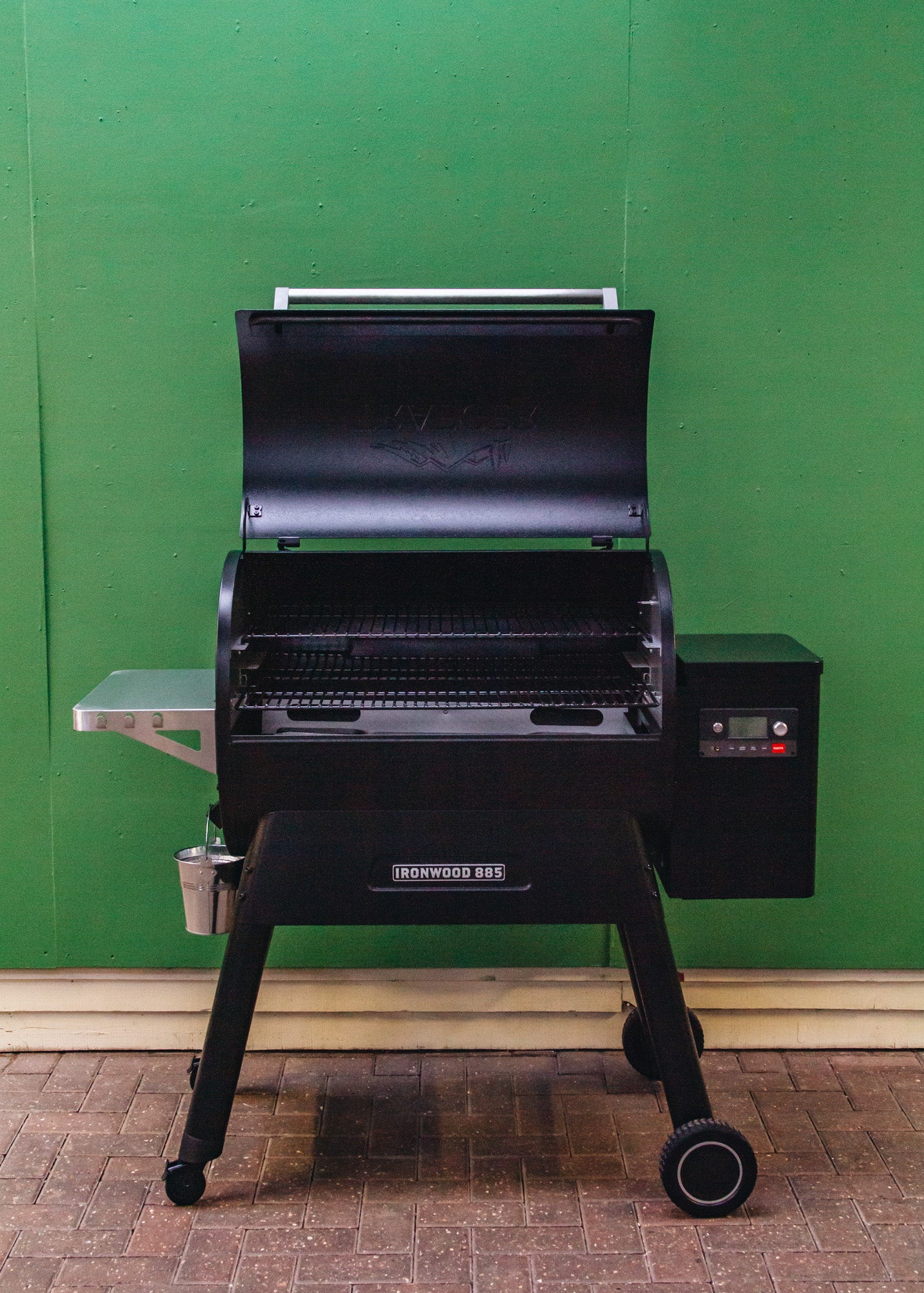Ironwood 885 Wood Pellet Grill in Black with Pellet Sensor - Image 2