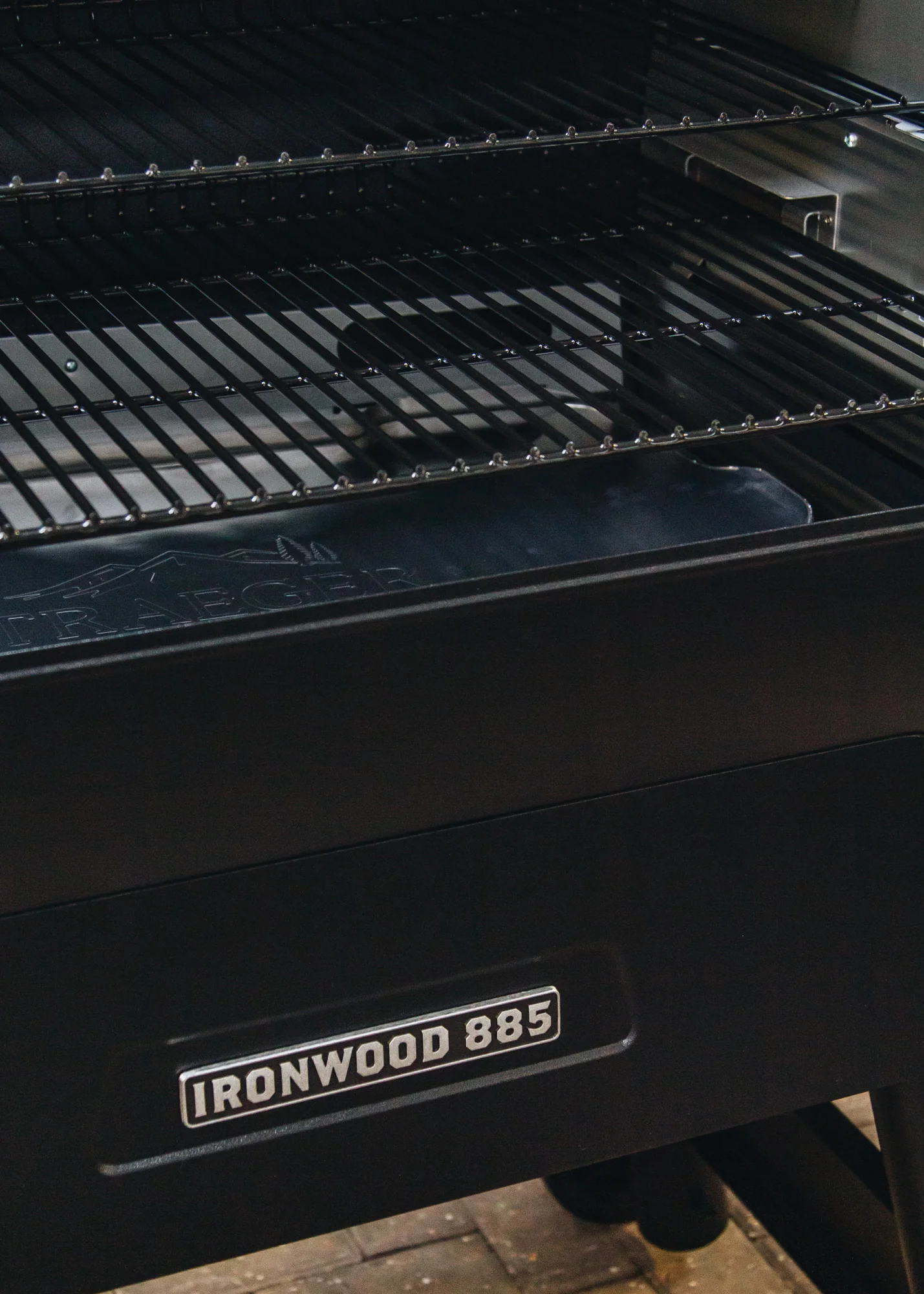 Ironwood 885 Wood Pellet Grill in Black with Pellet Sensor - Image 3