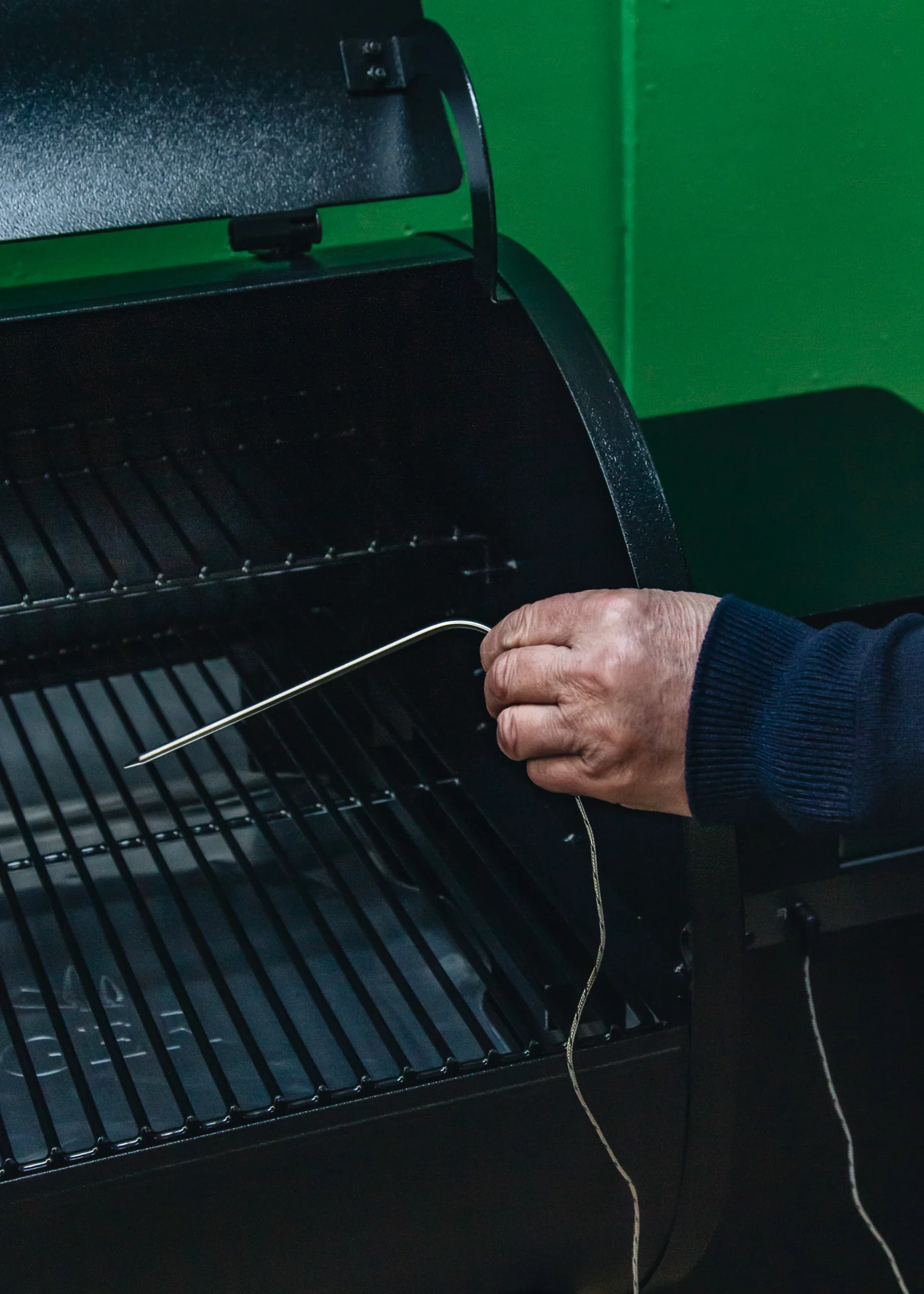 Pro 575 Wood Pellet Grill in Black - Image 7
