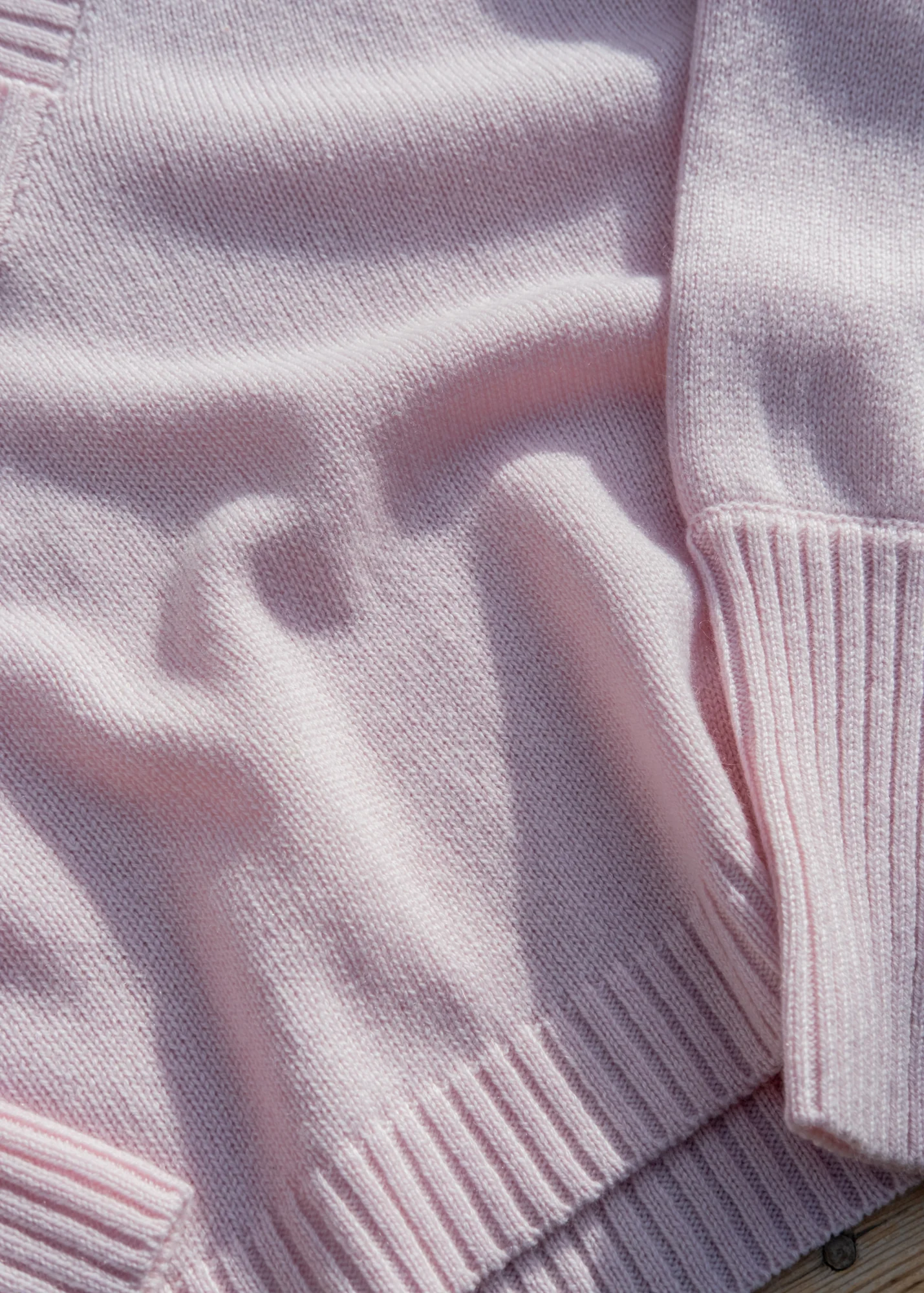 Jovie Raglan V-Neck Jumper in Misty Pink - Image 4